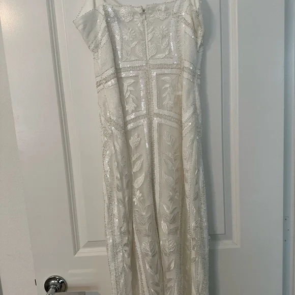 Elegant White Floral Embellished Dress - Picture 5 of 7